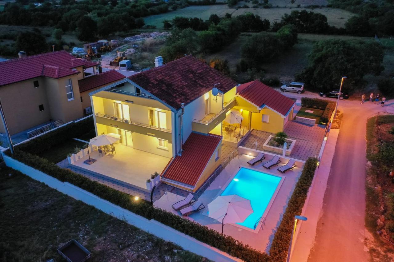 Villa Petra S Bazenom, Rostiljem I Parkingom Zadar Exterior photo